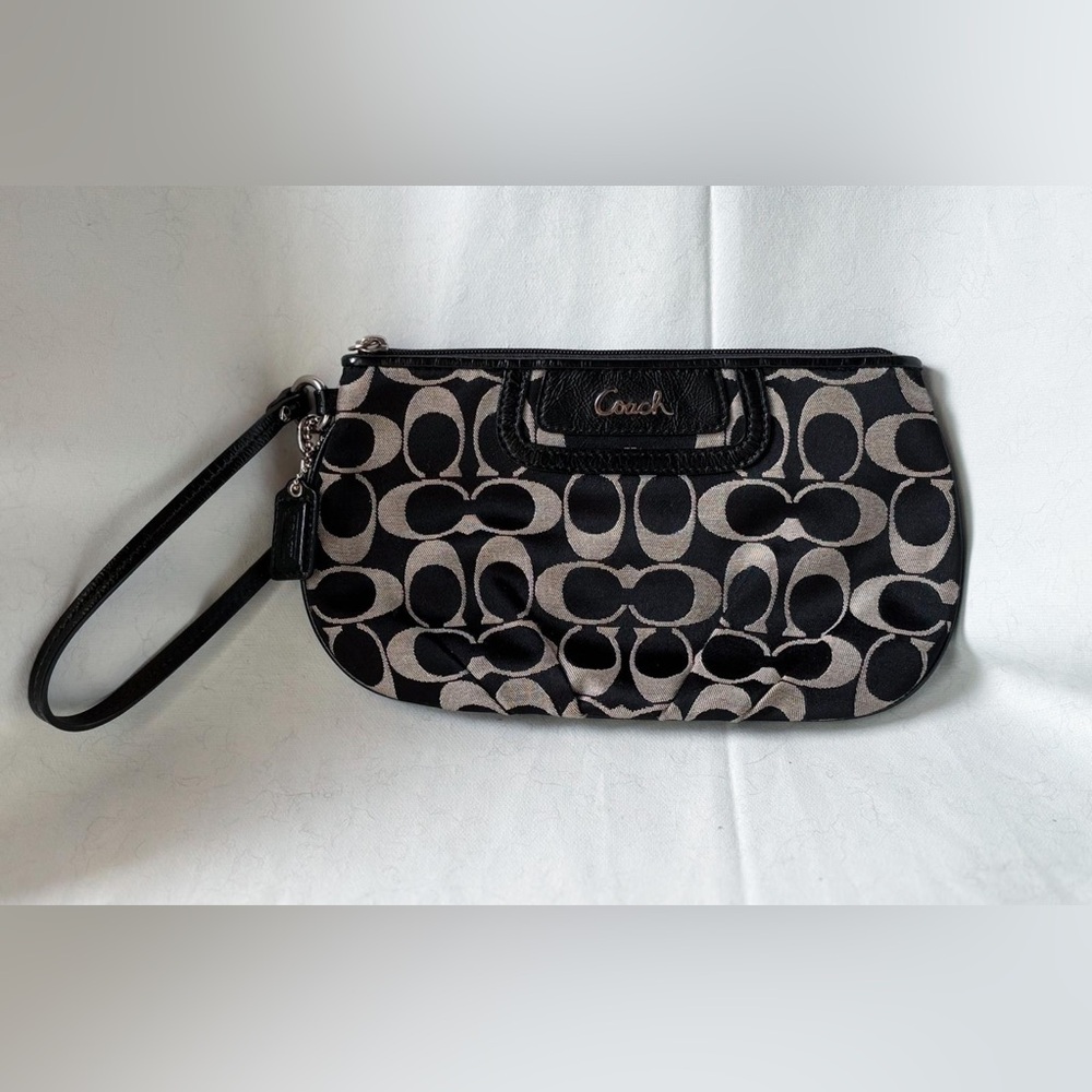 🖤 Coach Signature Black Wristlet – Classic & Functional